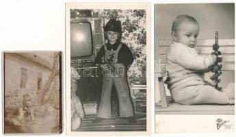 11 db RÉGI és MODERN fotó és képeslap: gyerekek, játékok / 11 pre-1945 and modern photos and postcar...