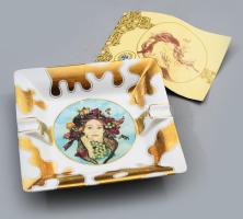 Hollóházi porcelán hamuzó Faragó Miklós (1947- ) által tervezett "Le Quattro Staggioni" - Négy évszak mintával díszítve, jelzett, levonóképes, sorszámozott: 1999 darabból az 1328. számú. Jelzett, hibátlan, tanúsítvánnyal, 16,5x16,5 cm