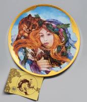 Hollóházi porcelán dísztál Faragó Miklós (1947- ) által tervezett "Le Quattro Staggioni" - Négy évszak mintával díszítve, jelzett, levonóképes, sorszámozott: 1999 darabból az 1414. számú. Jelzett, hibátlan, tanúsítvánnyal, d: 31 cm