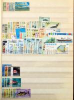 Halak motívum gyűjtemény sok tengeren túlival, kb. 1.550 klf bélyeg 2 db A/4 berakóban