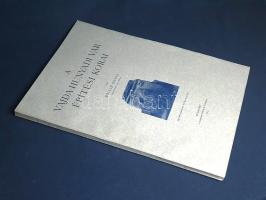 Möller István:  A vajda-hunyadi vár építési korai. 59 szövegképpel és 23 táblával. Budapest, 1913. Franklin-Társulat ny. 32 p. + 18 t. (hártyapapírral védett, ebből 4 színes) + 5 térkép (hártyapapírral védett alaprajzok). Folio. Egyetlen önálló kiadás. Möller István (1860-1934) építész, műegyetemi tanár, a középkori építészeti tanszék tanára, műemlékvédelmi szakember, a Lehel téri templom, az egri minaret, a pécsi ókeresztény mauzóleum, a gyulafehérvári székesegyház és Vajdahunyad vára rekonstrukciós munkálatainak vezető építésze. A középkorban épült dél-erdélyi Hunyadi-vár évszázadok óta a nemzeti emlékezet kiemelt fontosságú helyszíne, felújítását a XIX. század elejétől többször kezdeményezték. Villámcsapások, valamint az 1854. évi tűzvész után szükségessé vált teljes körű felújítása, melyet korábban Steindl Imre végzett el, gótikus modorban. Az épület újabb, immár tudományos igényű felújítását Möller István végezte, 1906-1912 között. Oldalszámozáson belül gazdag fotódokumentációval. (Különnyomat a Magyarország műemlékei III. kötetéből.) Fűzve, illusztrált kiadói borítóban. Nagyrészt felvágatlan, nagyon szép, hibátlan példány.