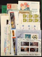 Hatalmas blokkgyűjtemény az egész világból, benne blokkok, kisívek, bélyegfüzetek, néhány összefüggé...