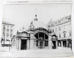 A Földalatti vasút építése és megállója a mai Deák téren és a Vörösmarty téren. Nagy méretű későbbi fotónagyítás 40x30 cm