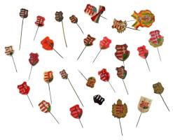 DN 7db bronz címeres jelvény + 17db műanyag kokárdás / címeres jelvény + 2-3db sérült T:VF,F