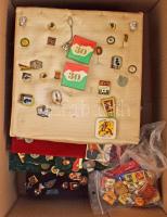 Több mint 500db-os, főleg sportjelvényekből (azon belül főleg olimpiai, ökölvívó és labdarúgás) álló tétel, közte rengeteg magyar és ismert külföldi futballklub (köztük Honvéd, Fradi, MTK, Újpest), ezen kívül nemzeti szövetségek, olimpiai jelvények, ökölvívó események. A jelvények nagy része összesen 5db jelvénytartó tálcára rendezve (+3db üres tálca). Ezen kívül 15db ökölvívó plakett és díjérem, a díjérmek nagyrésze szalagon. T:vegyes