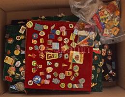 Több mint 500db-os, főleg sportjelvényekből (azon belül főleg olimpiai, ökölvívó és labdarúgás) álló...