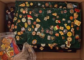 Több mint 500db-os, főleg sportjelvényekből (azon belül főleg olimpiai, ökölvívó és labdarúgás) álló...