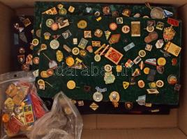 Több mint 500db-os, főleg sportjelvényekből (azon belül főleg olimpiai, ökölvívó és labdarúgás) álló...