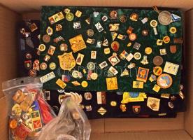 Több mint 500db-os, főleg sportjelvényekből (azon belül főleg olimpiai, ökölvívó és labdarúgás) álló...