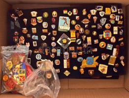 Több mint 500db-os, főleg sportjelvényekből (azon belül főleg olimpiai, ökölvívó és labdarúgás) álló...