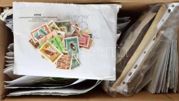 Hatalmas mennyiségű bélyeg főleg közepes borítékokban összegyűjtve későbbi rendezés céljából, közte több blokk, valamint bélyegek az 1940-1950-es évekből + 1 köteg küldemény köznapi és alkalmi bélyegzésekkel