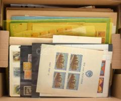 Hagyaték IKEA tároló dobozban, főleg régebbi bélyegek az egész világból (kevés magyar is) 2 db A4 berakóban, berakólapokon, borítékokban, genothermekben, bélyegcsomagokban, közte felülnyomott régi orosz ívek, 1947-es 800 éves Moszkva blokk stb. Érdekes, szerteágazó anyag! Érdemes megnézni.