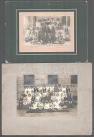 cca 1920 2 iskolai tablófotó, fotók kartonon, az egyik feliratozott a karton hátoldalán, voltozó áll...