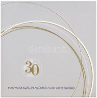2022. 5Ft-200Ft (6xklf) forgalmi sor szettben + "Harmincéves a Magyar Pénzverő Zrt." ezüstözött fém emlékérem T:BU,PP halvány patina