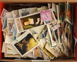 Pár ezer db vegyes külföldi bélyeg sok képessel, dobozban