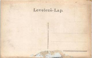 Hagyományos magyar viseletbe öltözött nő tölt italt két magyar férfinak / Woman dressed in tradition...