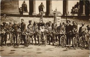 Budapest XIV. Hősök tere, biciklis felvonulás. photo (lyukak / pinholes)
