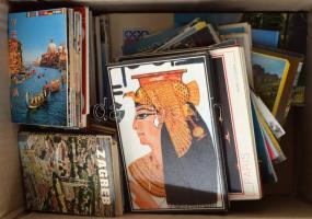 Kb. 150 db MODERN város leporello képeslapfüzet dobozban / Cca. 150 modern town leporello postcard b...