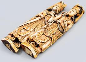 Császár és császárné szoborpár. Kína, cca 19. sz. közepe, faragott elefántcsont multicolor festésű és aranyozott díszítéssel, a császár kezében ünnepi kardot, a császárné ruyi jogart tart. Sérüléssel, m: 16 cm /// Emperor and Empress Statue Pair. China, circa mid-19th century, carved ivory with multicolored painting and gilt decoration. The emperor holds a ceremonial sword, while the empress holds a ruyi scepter. With damage. Height: 16 cm.