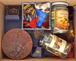 Egy doboznyi vegyes jelvény, emlékérem, plakett, sport díjérem tétel T:vegyes