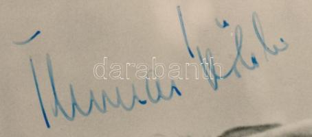 Thomas Köhler (1940-) német labdarúgó aláírása őt ábrázoló fotólapon szamáfüllel