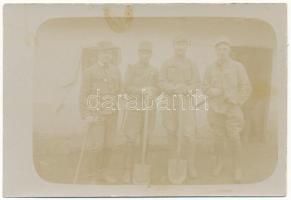 Ridkivtsi, Raranca, Rarancze (Bukowina); első világháború, osztrák-magyar katonák, a gyalogság segéd harci eszközei, ásók / WWI Austro-Hungarian K.u.k. military, soldiers with shovels. photo (fl)