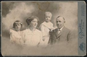 1910 Kolozsvár, Dr. Jancsó György (1853-1911) jogász, egyetemi tanár (1908/1909-ben a kolozsvári egyetem rektora) és családja, kabinetfotó a Dunky fivérek műterméből, a hátoldalon feliratozva, kissé viseltes, foltos, 10,5x16,5 cm