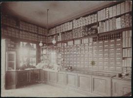 cca 1910 Badár Sándor fűszerkereskedésének bolt belsője, fotó kartonon, körbevágott, 12x17 cm