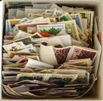 Több száz darab vegyes modern magyar bélyeg dobozban ömlesztve