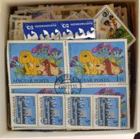 Több száz darab vegyes modern magyar bélyeg dobozban ömlesztve