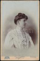 1906 Oppel Jenőné, Dr. Oppel Jenő (1878-1947) múzeumigazgató, tanár, szakíró feleségének portréja, kabinetfotó Kiss István (Késmárk-Tátrafüred) műterméből, a hátoldalon feliratozva, 16x10,5 cm