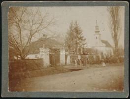 1913 Felsődomonya részlete a háttérben a templommal (Ung vármegye, Unvári járás), fotó kartonon, a hátoldalán szerencsét kívánó sorokkal a fotografáláshoz, aláírással (Dr. Józsa József), 9x12 cm