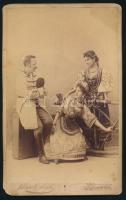 cca 1900 Román népviseletes hölgyek és férfi portréja, kabinetfotó Klapok Alajos aradi műterméből, kissé sérült, foltos, deformált, 21x13 cm
