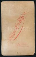 cca 1900 Román népviseletes hölgyek és férfi portréja, kabinetfotó Klapok Alajos aradi műterméből, k...