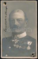 cca 1910 Az Osztrák-Magyar Cs. és Kir. Haditengerészet (K. u. k. Kriegsmarine) magas rangú tisztjének portréja, kitüntetésekkel (Katonai Érdemkereszt, Tiszti Szolgálati Jel, Katonai Jubileumi Kereszt, stb.), keményhátú fotó Heinrich Porkert (Abbázia) műterméből, "K.u.K. KRIEGS MARINE FRG. BEZ. KOM. TRIEST" feliratú hidegpecséttel, lyukasztással, körbevágva, 10,5x6,5 cm