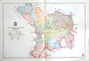 [Térkép] Jász-Nagykun-Szolnok vármegye térképe. Mérték: 1:335,000. (1941). [Budapest], 1941. Magyar Királyi Honvéd Térképészeti Intézet. Színes térkép, mérete: 295x445 mm egy 345x500 mm méretű térképlapon. Domborzati és vízrajzi részleteket is feltüntető térképünk a M. kir. Honvéd Térképészeti Intézet 1937-1941 között készült közigazgatási térképsorozatának tagja. Az ország belsejében fekvő, alföldi megyénk területét értelemszerűen nem érintik az országhatár-módosulások, megyehatárai nagyjából megegyeznek a maiakkal. A színkódolt járásbeosztáson kívül térképünk feltünteti a megye egy- és kétvágányú vasútvonalait, első-, másod- és harmadrendű útjait és egyéb műútjait, településhálózatát: rendezett tanácsú városait (Szolnok; Jászberény, Mezőtúr, Túrkeve, Kisújszállás, Karcag), nagyközségeit, kisközségeit és egyéb lakott helyeit. A rendezett tanácsú városok nagy száma mellett feltűnő a településhálózat ritkás jellege; a Tisza két oldalán fekvő síksági megye akkor is ritkán lakott területnek számított, ahol a puszták az országos átlagnál lényegesen nagyobb számban tűnnek fel. Döntően közigazgatási és közlekedésföldrajzi célokat szolgáló térképünk domborzati részleteket csak elvétve, ám vízrajzi részleteket bőséggel tüntet fel, térképünkön a Körösök, a Berettyó és a Tisza indázó vonulata erősen kitűnik. Jelmagyarázat bal oldalt, a címsor felett a megye címere lebeg, a kiadási év a bal alsó sarokban (1941). A jobb alsó sarokban kereskedői bélyegzés. Jó állapotú térkép, halvány hajtásnyomokkal, a hátoldalon kézi feliratozással.