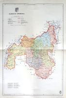 [Térkép] Szabolcs vármegye térképe. Mérték: 1:375,000. (1941). [Budapest], 1941. Magyar Királyi Honvéd Térképészeti Intézet. Színes térkép, mérete: 450x295 mm egy 345x500 mm méretű térképlapon. Domborzati és vízrajzi részleteket is feltüntető térképünk a M. kir. Honvéd Térképészeti Intézet 1937-1941 között készült közigazgatási térképsorozatának tagja. Az ország tiszántúli részének északi végén helyt foglaló Szabolcs megye a záhonyi Tisza-kanyart leszámítva nem érintkezett a trianoni határral, így az 1938. évi országbővülés térképünkön kizárólag a Záhony felett újra létrehozott Ung vármegye önálló létében körvonalazható. Megyénket a háború után egyesítették Szatmár megyével, a bővülés során térképünk nyugati járásának egy részét, Polgár városát és környékét Hajdú-Bihar megyéhez csatolták. A színkódolt járásbeosztáson kívül térképünk feltünteti a megye egyvágányú vasútvonalait, illetve műutakkal átszőtt közúthálózatát, valamint településhálózatát: rendezett tanácsú városát (Nyíregyháza), nagyközségeit (Nyíradony, Nyírbátor, Nagykálló, Kisvárda, Tiszalök) és egyéb lakott helyeit, melyek között igen gyakran tűnik fel a Nyírség jellegzetes településfajtája, a bokortanya. Döntően közigazgatási és közlekedésföldrajzi célokat szolgáló térképünk a nyírségi homokhátságra való tekintettel domborzati részleteket is közöl, feltűnik rajta a táj alföldi viszonylatban kimondottan gazdagnak mondható vízkészlete is. Egyes települések mellett magassági jelzés. Jelmagyarázat a bal felső sarokban, a címsor felett a megye címere lebeg, a kiadási év a bal alsó sarokban (1941). A jobb alsó sarokban kereskedői bélyegzés. Jó állapotú térkép, halvány hajtásnyommal, a hátoldalon kézi feliratozással.