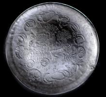 Hatalmas falusi mintás vastag üveg kínáló, kalász, kifli, kalács, gyümölcsök, népi ruhás házaspár stb. figuráival díszítve, jelzés nélkül, hibátlan, d: 44 cm /// KIZÁRÓLAG SZEMÉLYES ÁTVÉTEL, NEM POSTÁZZUK! / ONLY PERSONAL COLLECTION AT OUR OFFICE!