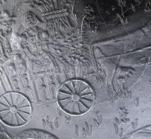 Hatalmas falusi mintás vastag üveg kínáló, kalász, kifli, kalács, gyümölcsök, népi ruhás házaspár st...