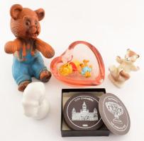 Vegyes bolha tétel: különféle maci figurák (porcelán, sípolós gumi, stb.), szív alakú üveg tálka, poháralátét készlet.