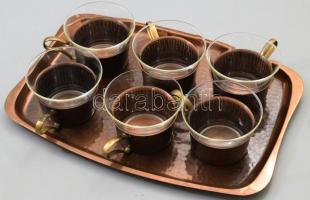 6 darabos üvegbetétes réz pohártartós pohár szett, réz tálcán, 31x19 cm, poharak m: 6,5 cm