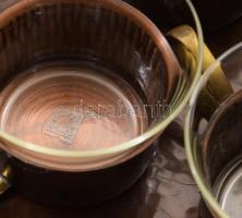 6 darabos üvegbetétes réz pohártartós pohár szett, réz tálcán, 31x19 cm, poharak m: 6,5 cm