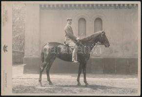 cca 1910 Lovasportré (zsoké?), keményhátú fotó Uher Ödön budapesti műterméből, 17x25 cm