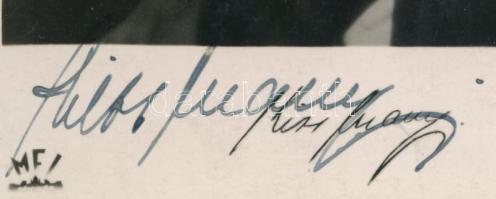 Kiss Manyi (1911-1971) Kossuth- és Jászai Mari-díjas színésznő autográf aláírása egy őt ábrázoló fotólapon, felragasztás nyomával