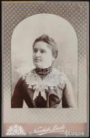 cca 1900 Elegáns hölgy portréja, kabinetfotó Naschitz László lugosi műterméből, 16,5x10,5 cm