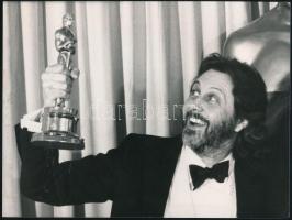 1984 David Puttnam (1941- ) brit filmproducer Oscar-díjat vesz át, sajtófotó, a hátoldalon feliratoz...