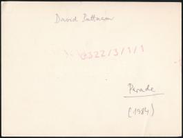 1984 David Puttnam (1941- ) brit filmproducer Oscar-díjat vesz át, sajtófotó, a hátoldalon feliratoz...