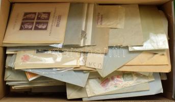 Vegyes magyar és külföldi tétel cipős dobozban, benne borítékokban bélyegek, blokkok stb, levelek, alkalmi bélyegzések, hagyatéki anyag, érdemes átnézni