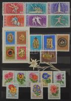 Magyar gyűjtemény az 1960-1970-es évekből 2 db A4 + 5 közepes berakóban, hozzá emléklapok, alkalmi b...