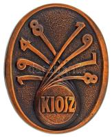 1978. Kisiparosok Országos Szövetsége "KIOSZ 1948-1978" egyoldalas, öntött bronz emlékplakett, hátoldalán gravírozással, eredeti dísztokban (85x107mm) T:AU